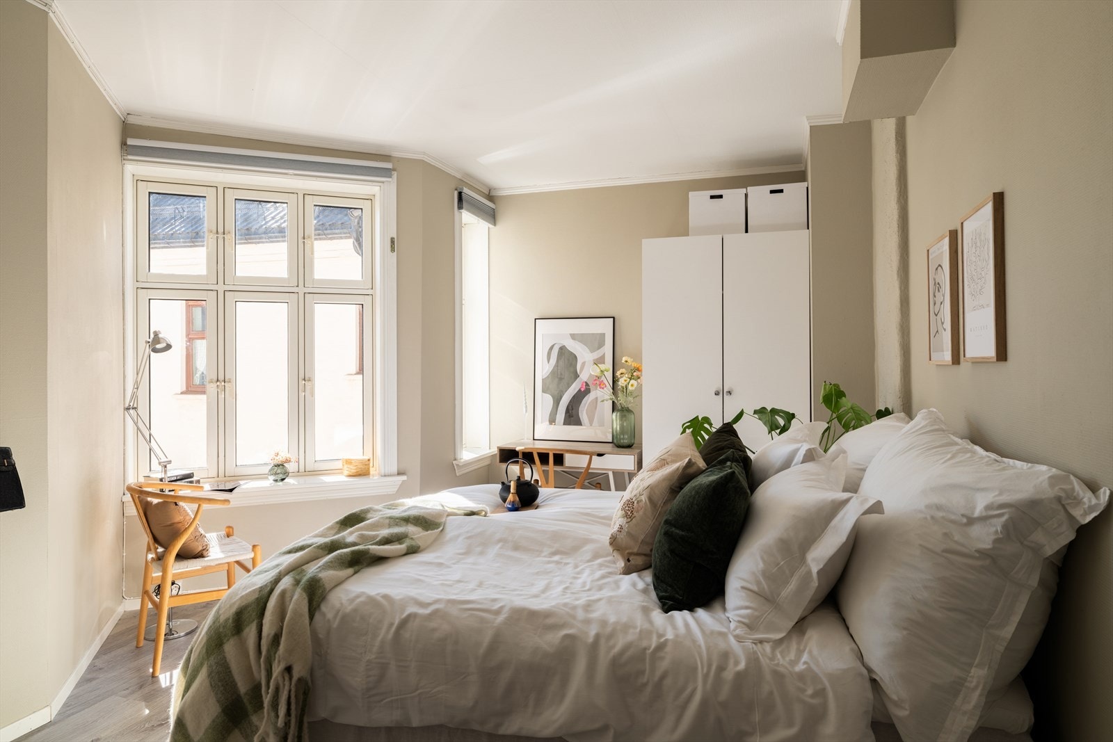 Soverommet har et stort vindu som slipper inn rikelig dagslys og gir god ventilasjon. Galleribilde