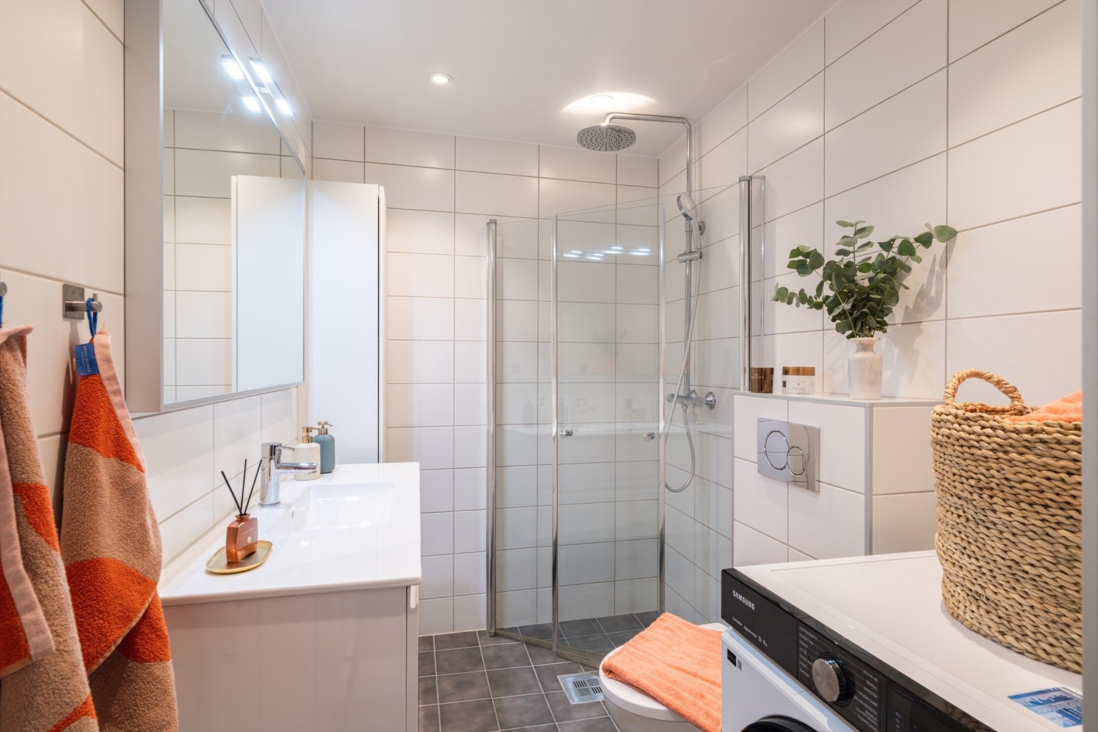 Badet ble oppgradert i 2017 og har moderne fliser, elektrisk gulvvarme og innfelte spotlys i taket. Galleribilde