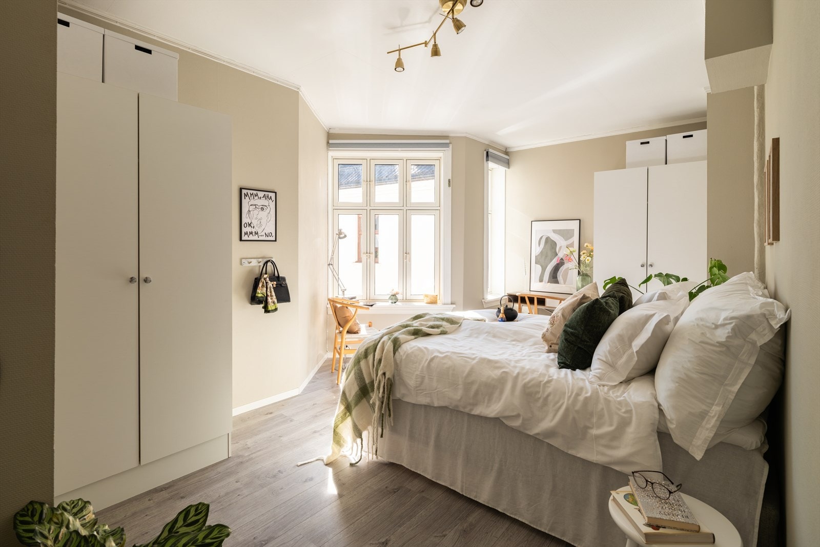 Leiligheten disponerer to soverom, begge med god plass til seng og møblering. Galleribilde