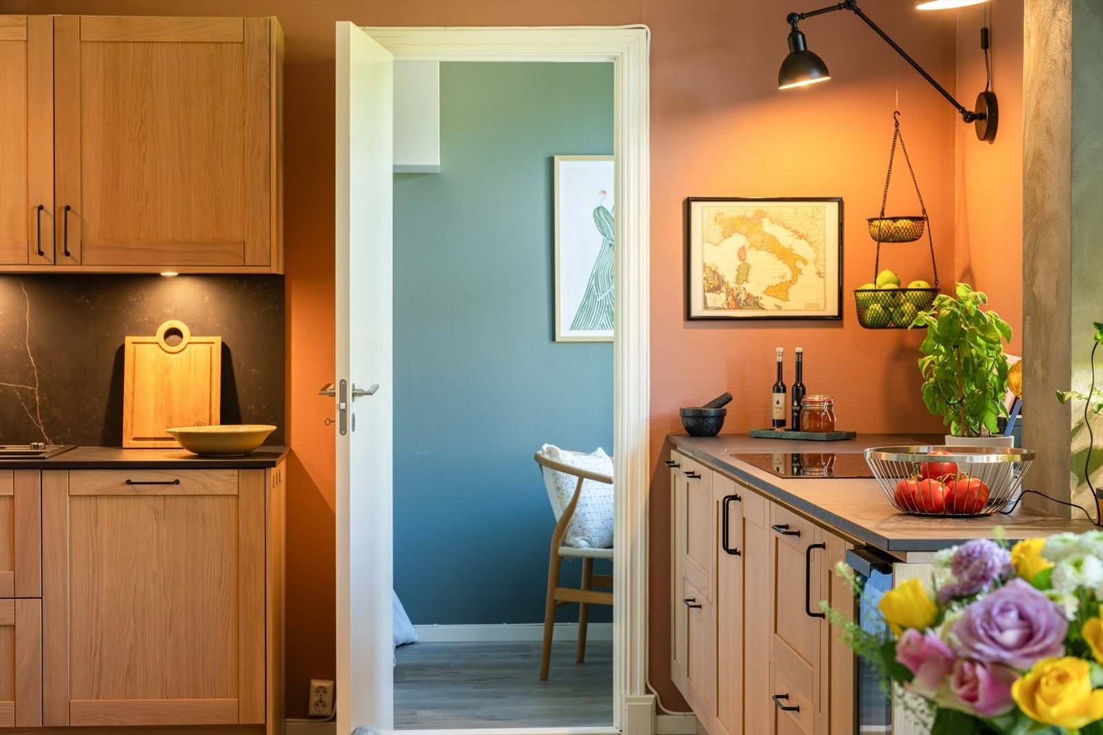 Praktisk forbindelse mellom kjøkken og soverom. Galleribilde