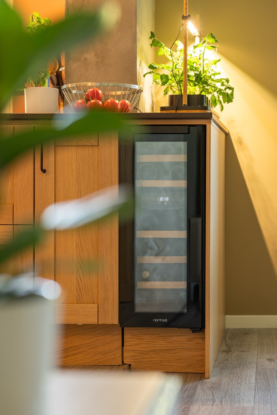 Innebygd vinskap fra NORCOOL i kjøkkeninnredningen. Galleribilde