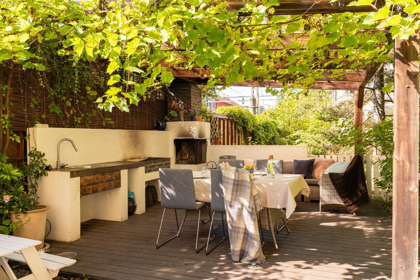 Dette er en lekker 3-roms leilighet med klassiske detaljer, delvis åpen planløsning mellom stue og kjøkken, samt tilgang til felles takterrasse og trivelig bakgård. Galleribilde