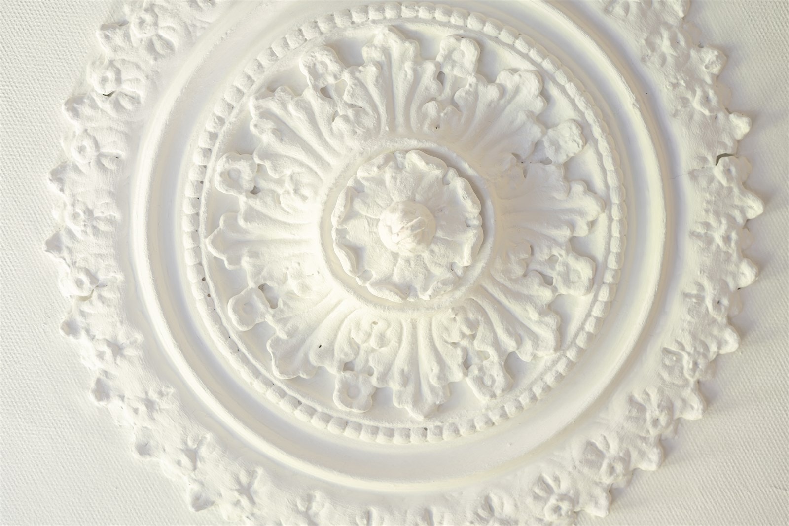 Klassiske detaljer som rosett i himlingen og stukkatur tilfører boligen ekstra karakter. Galleribilde