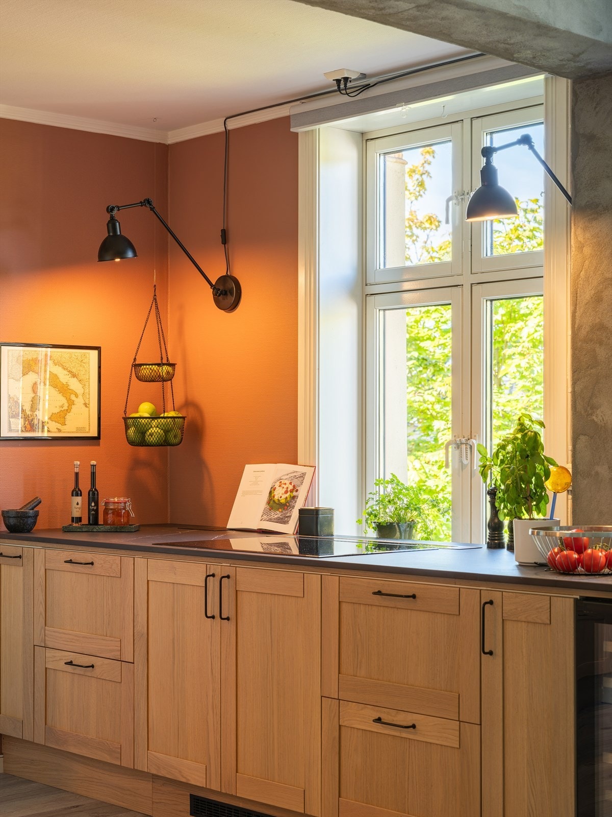 Benkeplate av dekton. Dekton er et ekstremt slitesterkt materiale som er motstandsdyktig mot høye temperaturer, store ytre påvirkninger og alle typer matvarer. Galleribilde