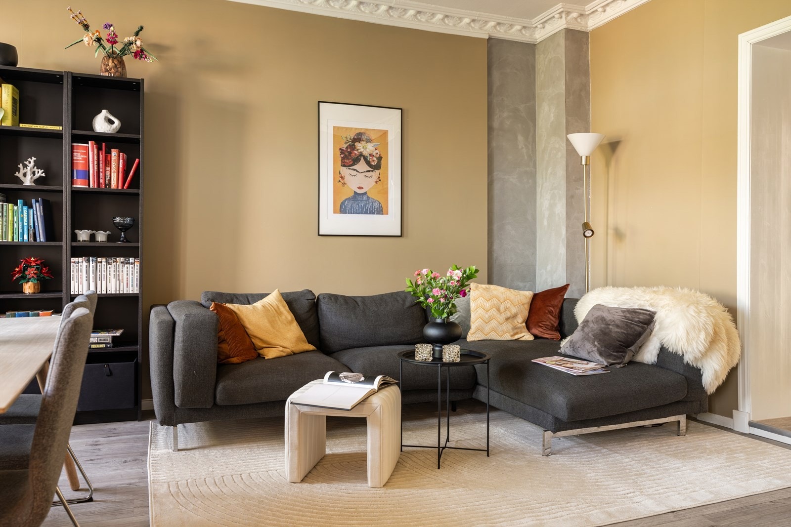 Her er det rikelig plass til et stort spisebord kombinert med en innbydende sofagruppe. Galleribilde