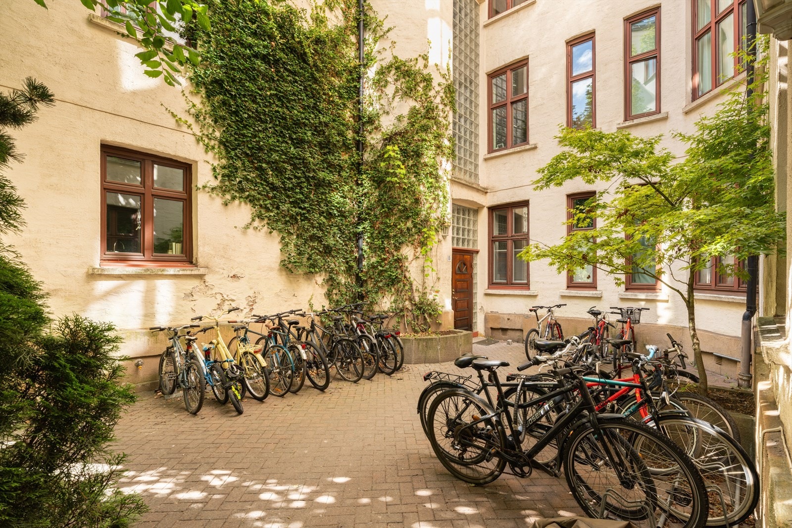 Bakgården gir et sjarmerende og rolig uteområde. Galleribilde