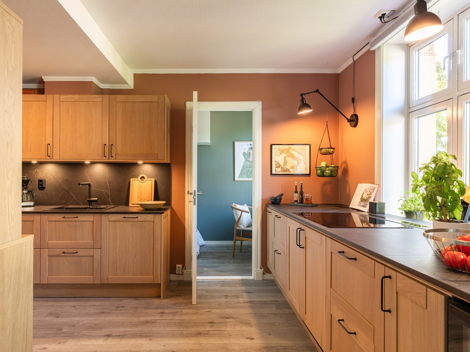 En delvis åpen løsning mot kjøkkenet gjør stuen både sosial og funksjonell. Galleribilde