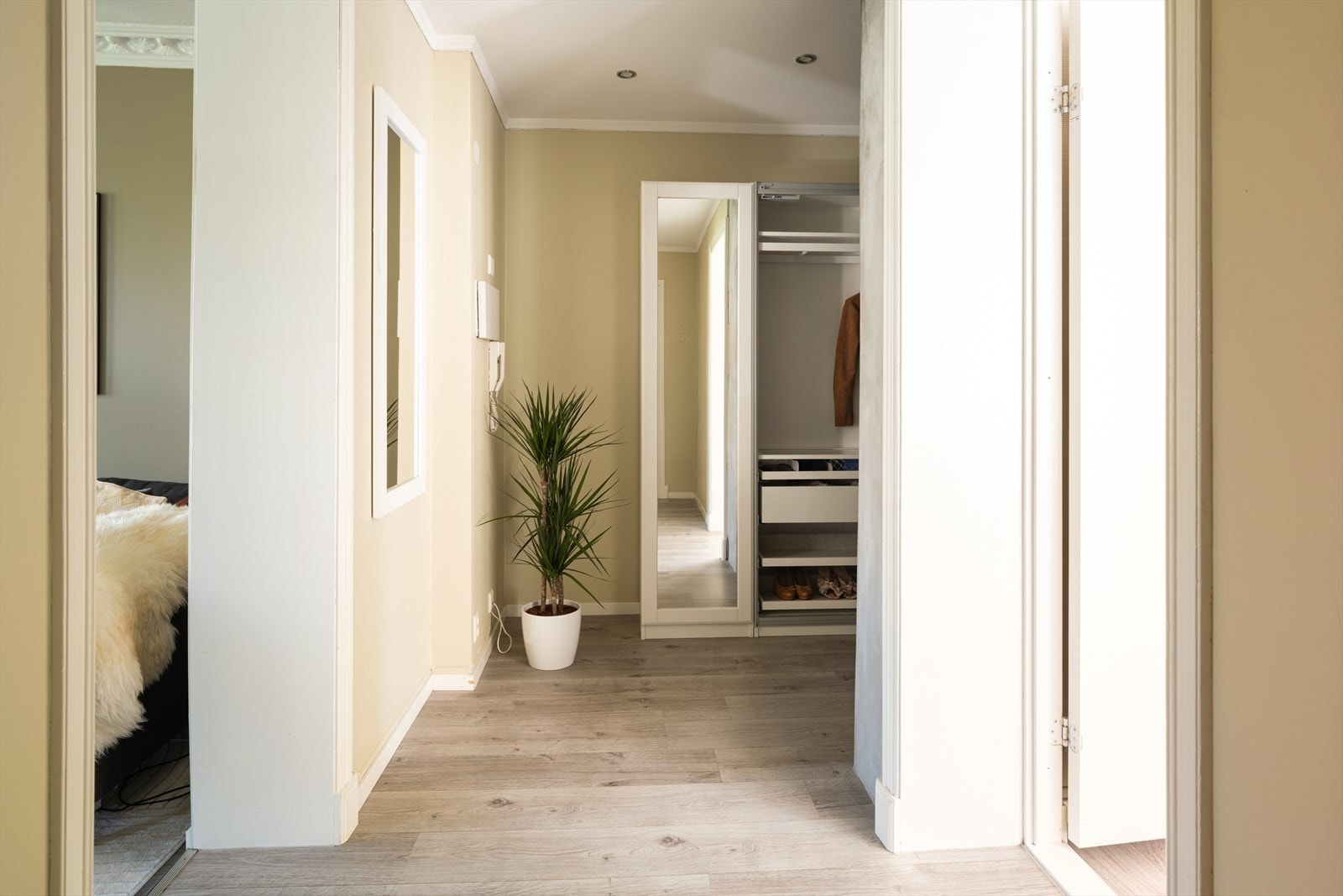 En stor og åpen gang skaper god flyt mellom boligens rom. Galleribilde