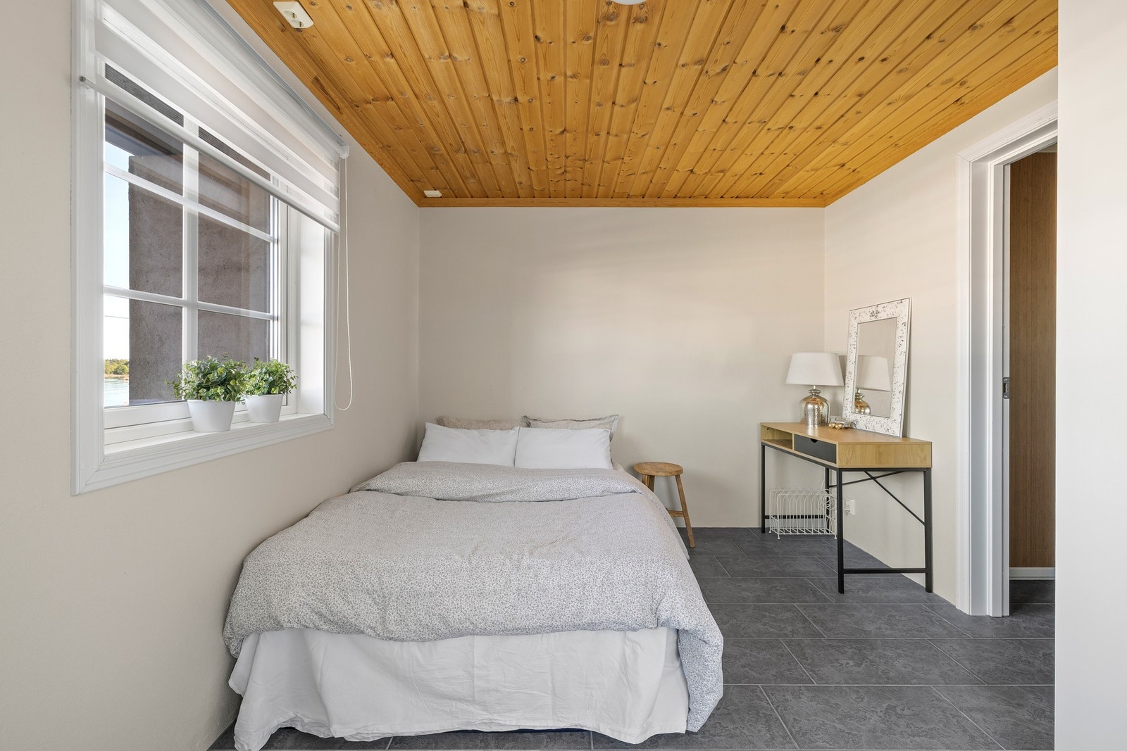 Soverommet i kjelleren har flislagt gulv. Galleribilde