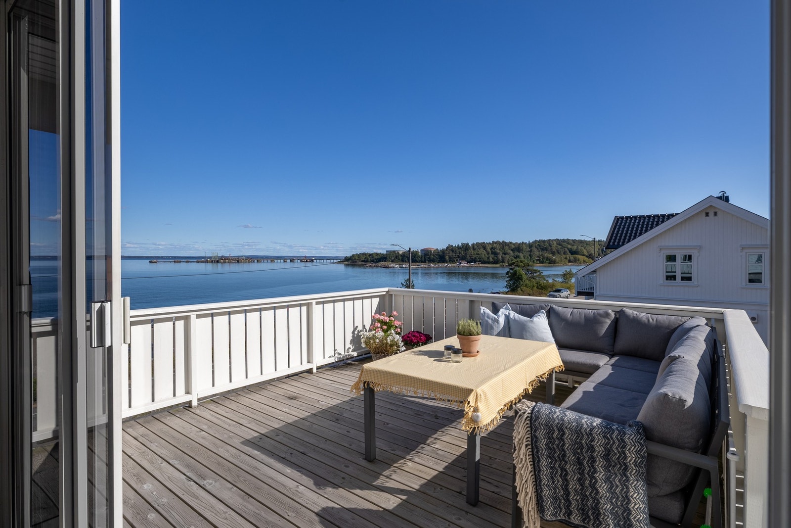 Boligens høye plassering sørger ikke bare for gode solforhold, her er også utsikten helt magisk. Galleribilde