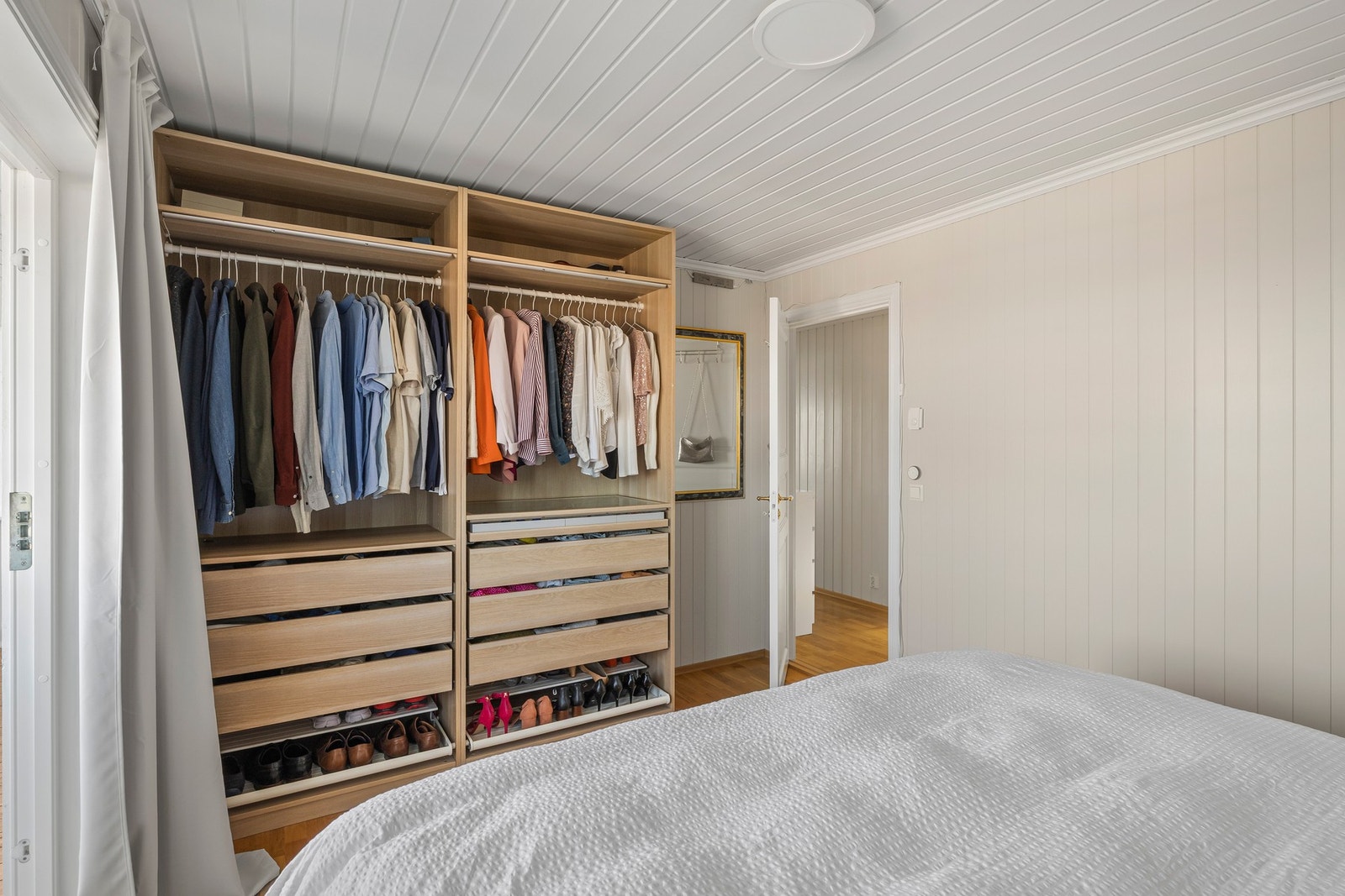 Tre av soverommene har garderobeløsning. Galleribilde