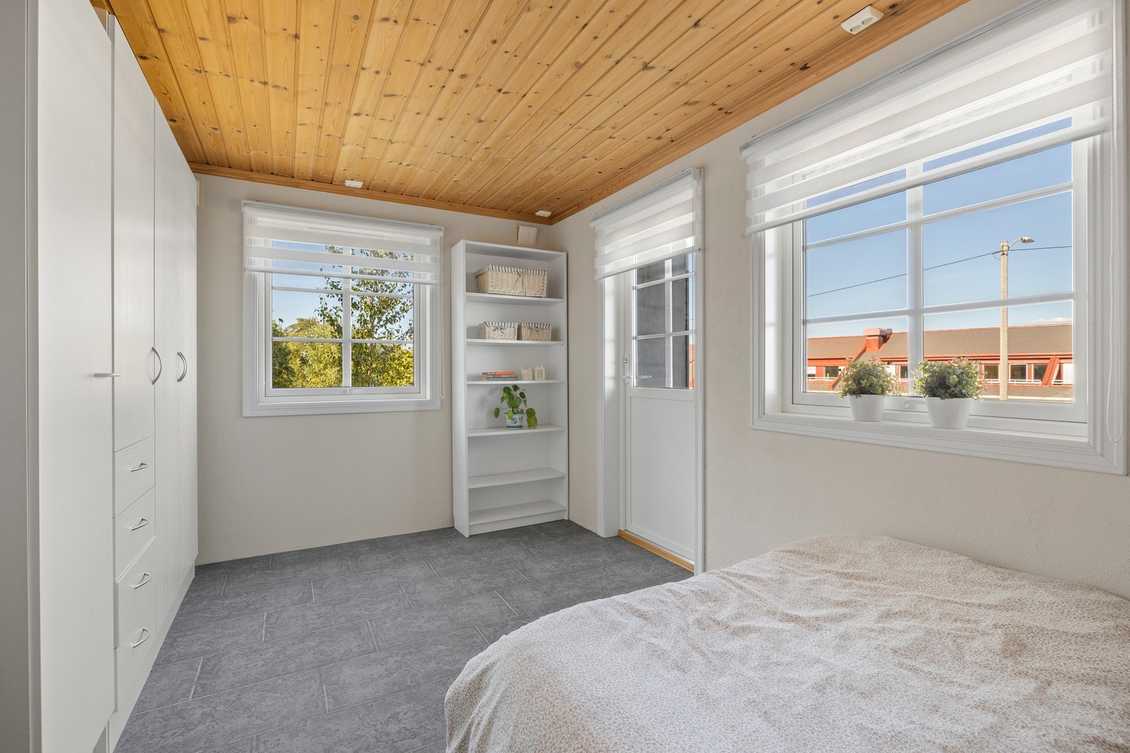 Herfra er det utgang til en østvendt, hellelagt uteplass på ca. 8 kvm. Galleribilde