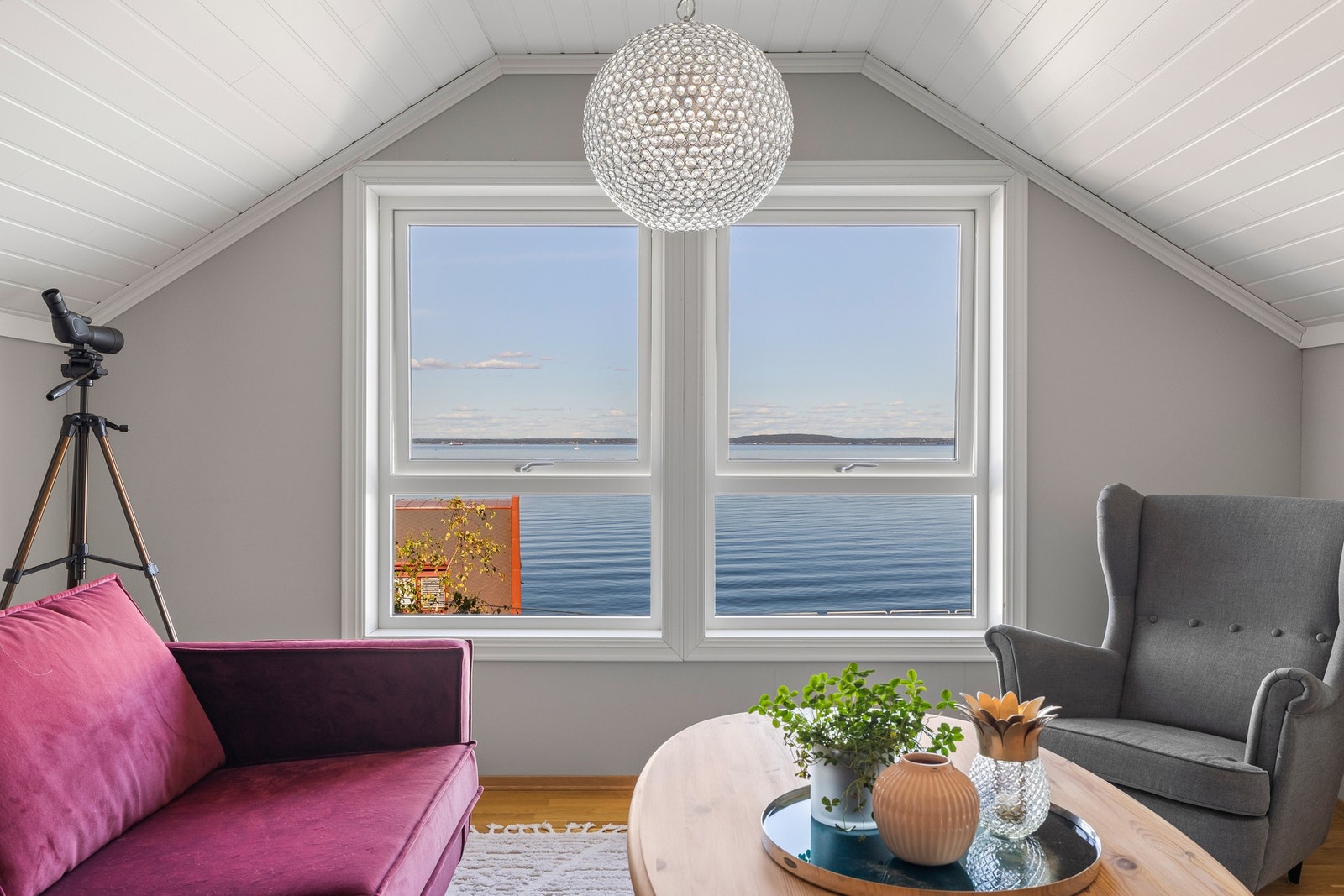 Dagslyset strømmer inn via store vinduer, og utsikten over fjorden er ikke annet enn misunnelsesverdig. Galleribilde