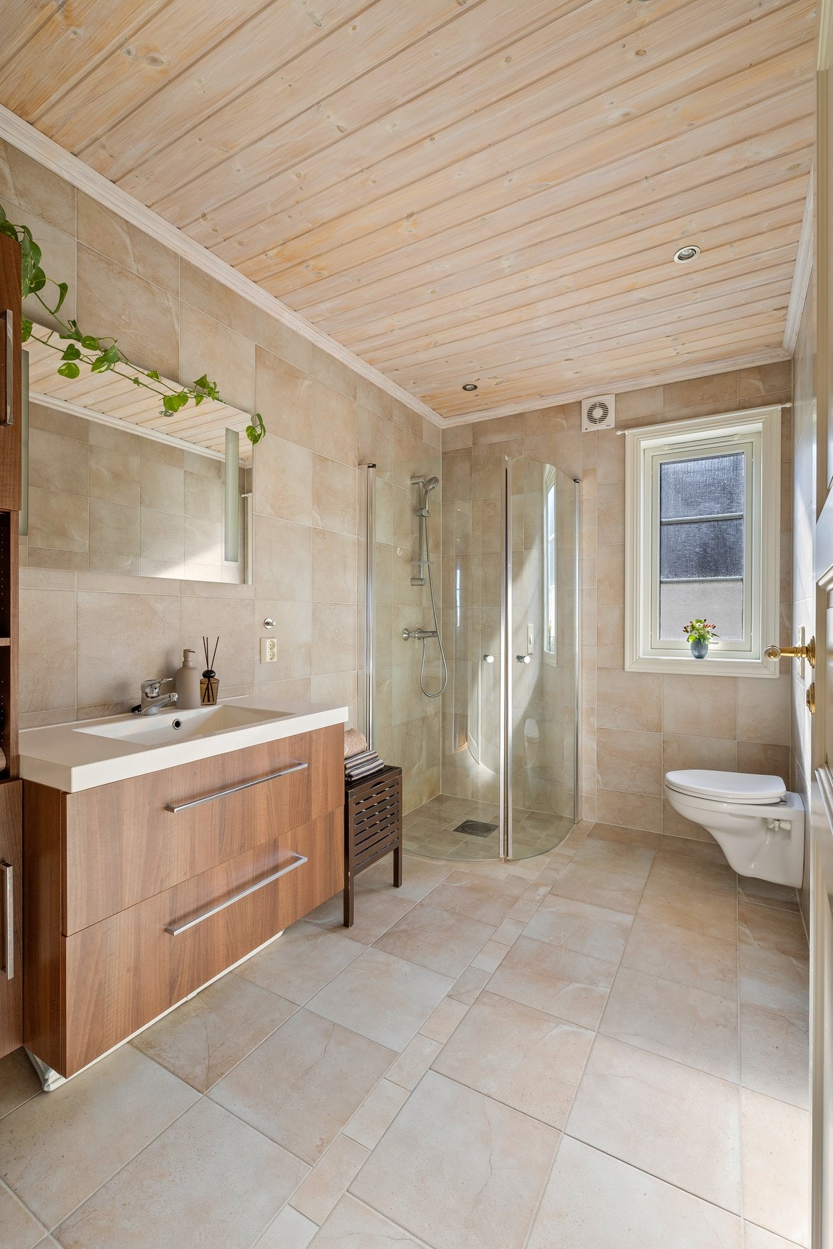 Boligen inneholder et bad/wc og et vaskerom/wc. Galleribilde