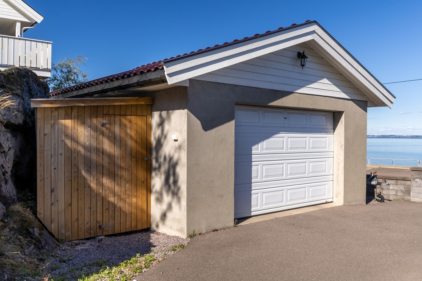 Garasjen er på ca. 27 kvm, og har elbillader. Galleribilde