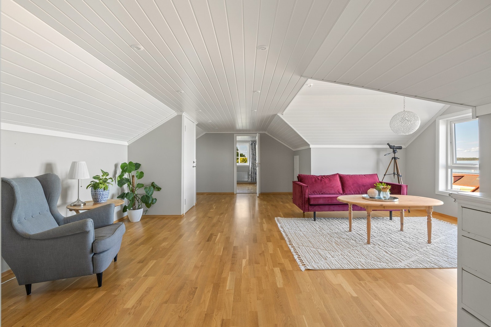 Mellom soverommene i andre etasje er det en stor, luftig loftstue med god møbleringsfrihet - et kjærkomment element for storfamilien. Galleribilde