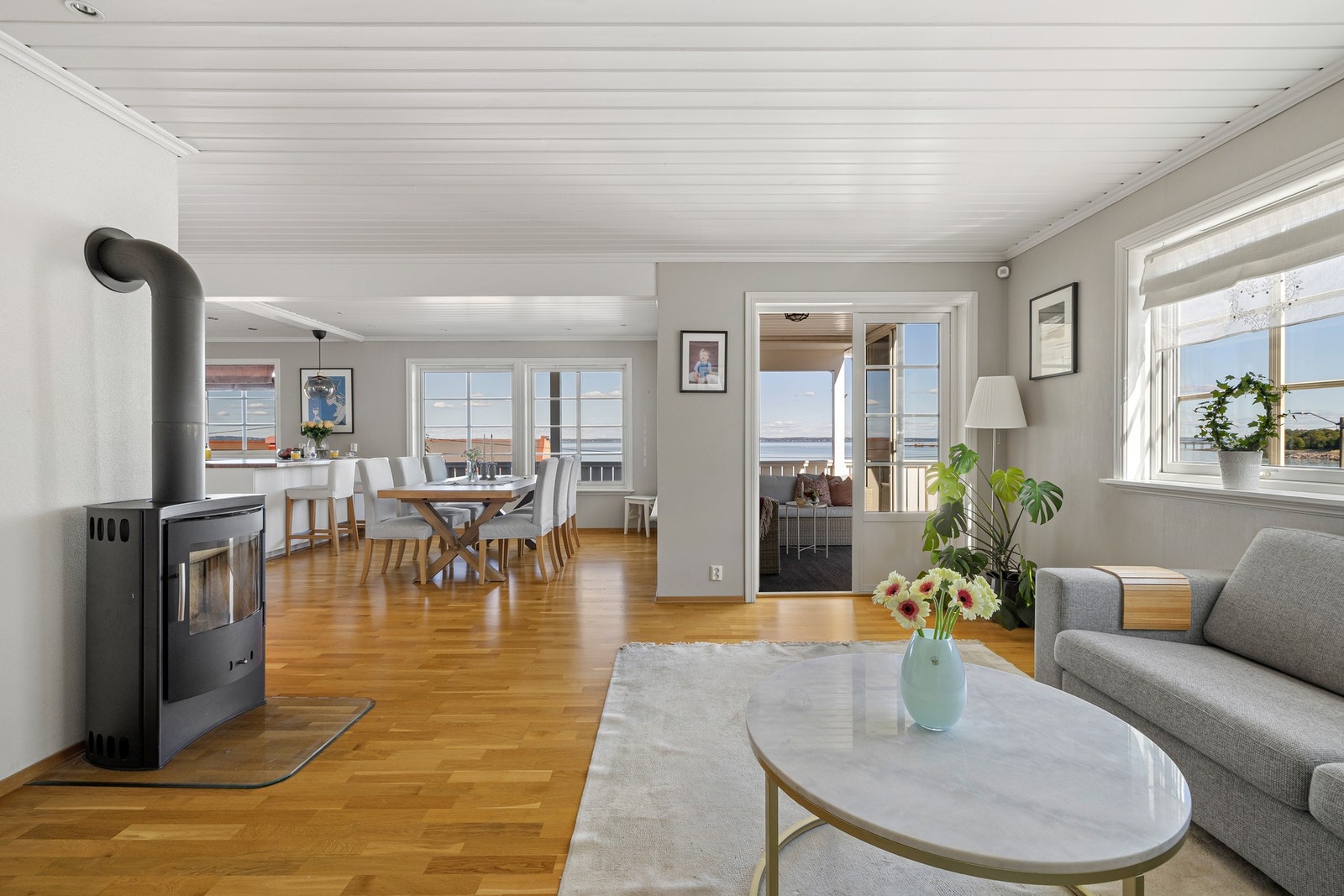 Stuen ligger i åpen løsning med kjøkkenet og spisestuen, og sammen danner de et stort, luftig og innbydende allrom. Galleribilde