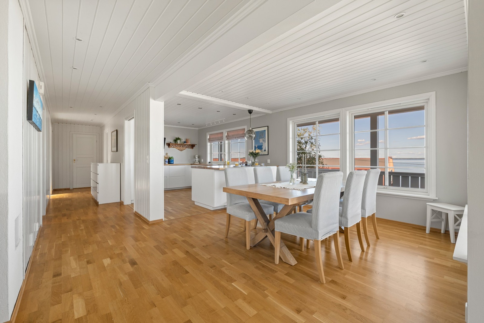 I nærheten av kjøkkenet kan det innredes med et langbord for hele familien. Galleribilde