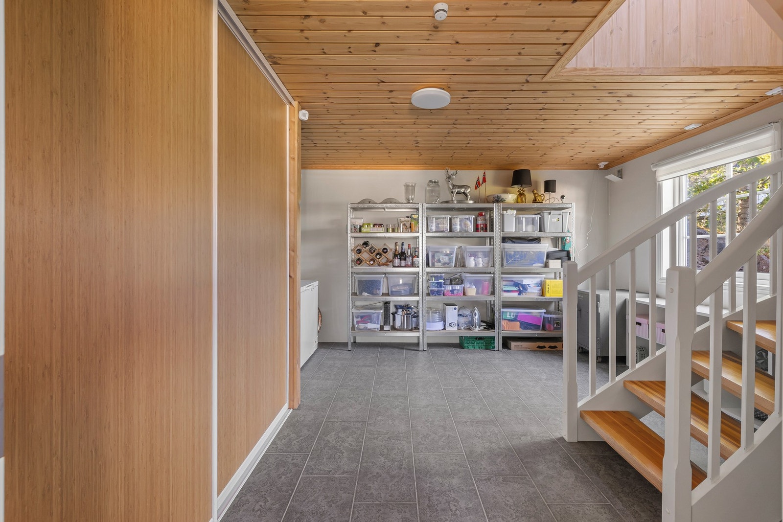 Boligen har byr på godt med lagringsplass med flere garderobeløsninger, samt fire knekott og i trappegangen i kjelleren. Galleribilde