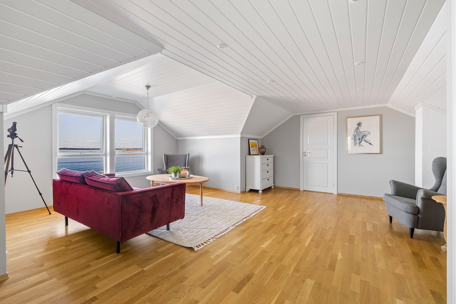 Loftstuen har lysmalte vegger mot gyllent parkettgulv, og det er montert downlights i himlingen. Galleribilde