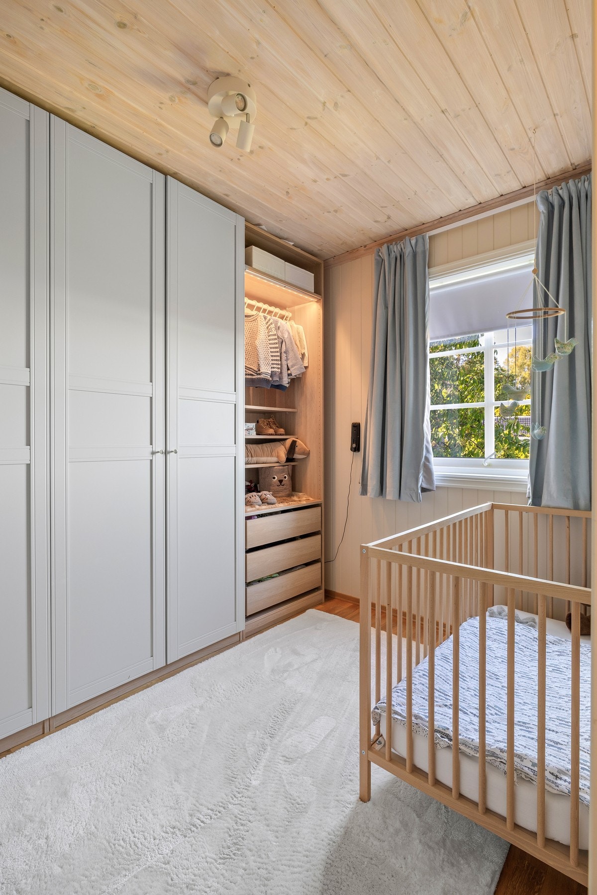 Det er hele fem pene soverom i eneboligen - ett i kjelleren, to i første etasje og to i andre etasje. Galleribilde