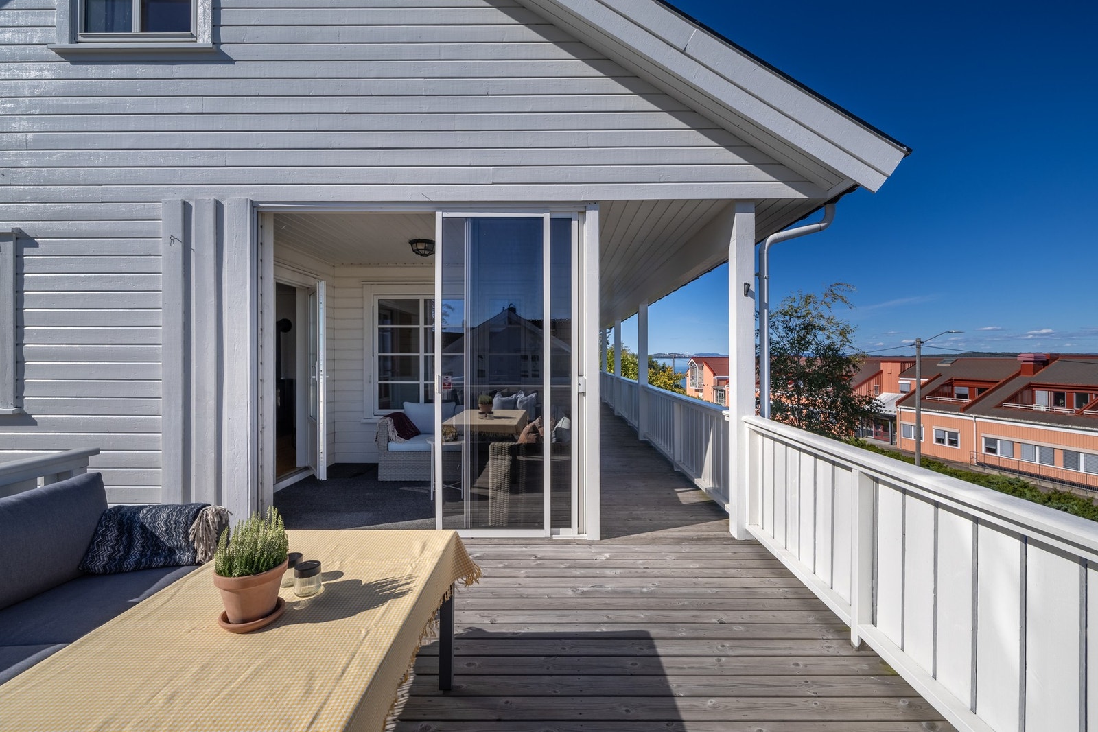 Fra stuen er det utgang til en flott sydvendt terrasse på ca. 30 kvm. Galleribilde