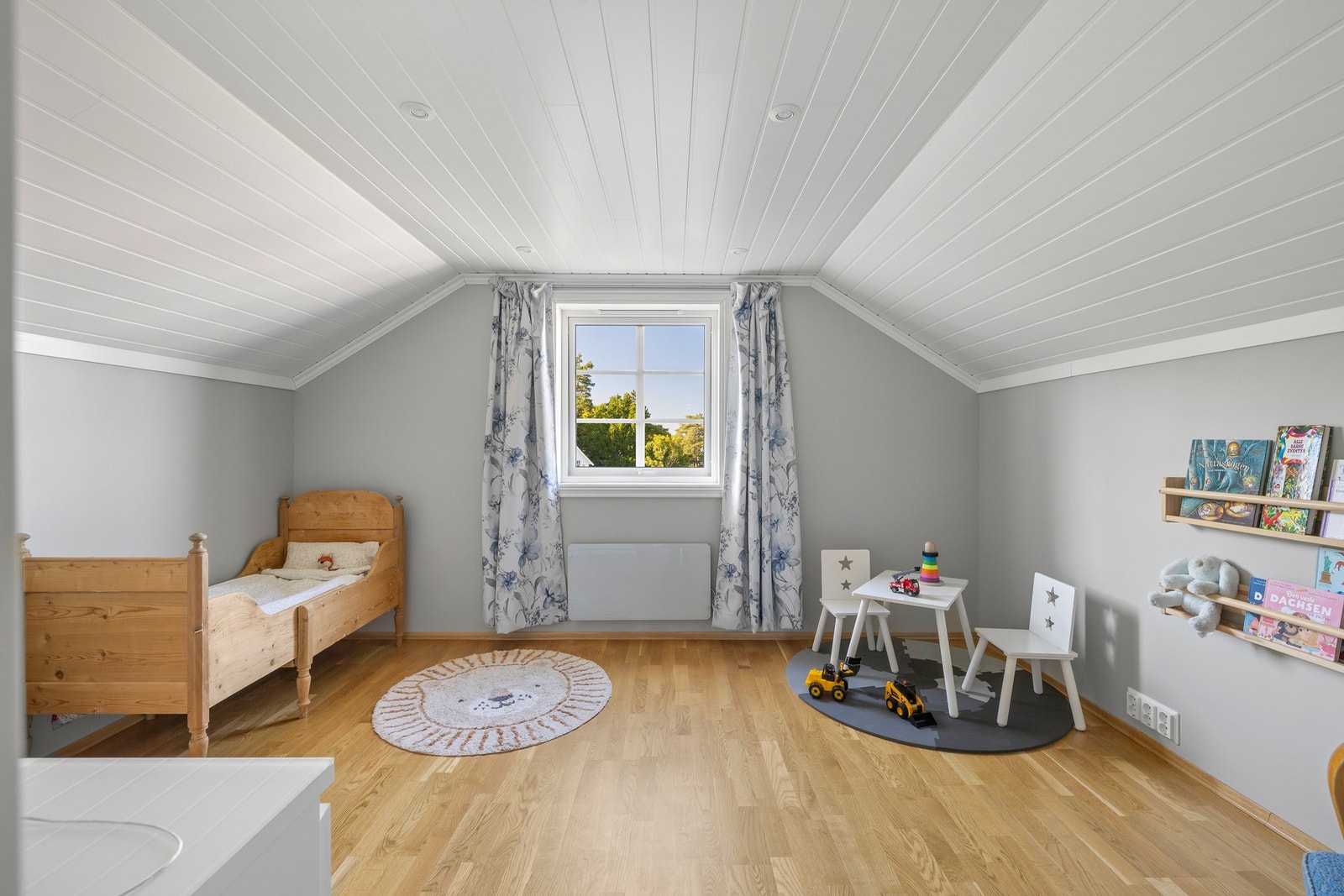 Begge rommene i 2.etasje har lysmalte vegger mot gylne parkettgulv. Galleribilde