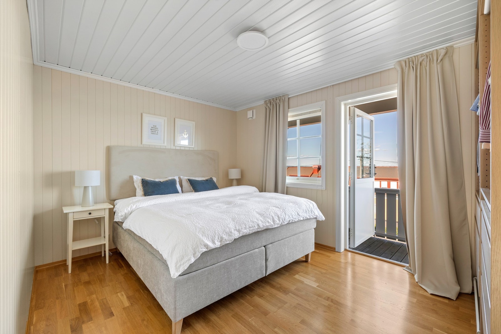 Alle soverommene har store vinduer som sørger for rikt, naturlig lysinnslipp, og to av soverommene har utgang til uteplasser. Galleribilde