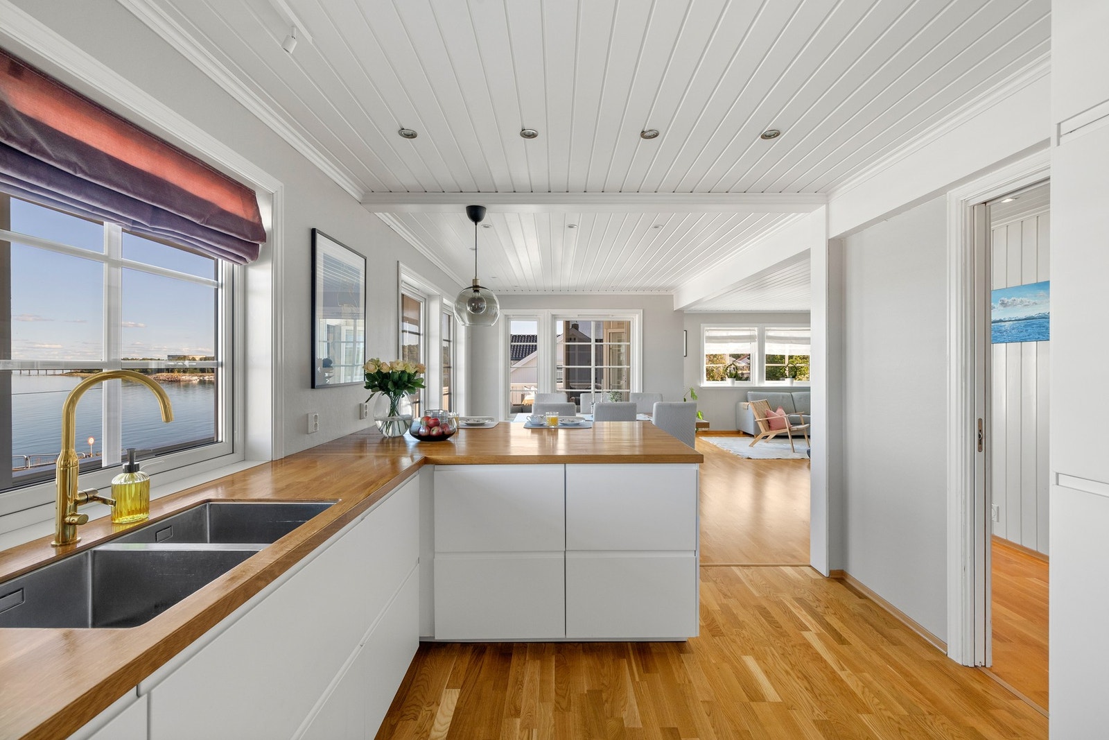 Videre er kjøkkenet utstyrt med integrerte hvitevarer som oppvaskmaskin, kjøleskap, mikrobølgeovn, stekeovn og induksjonstopp, samt ventilator, komfyrvakt og god arbeidsbelysning. Galleribilde