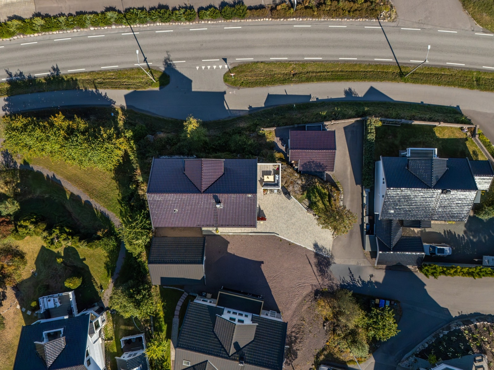 omten på 687,9 kvm er skrånende, østvendt og pent opparbeidet med asfaltert gårdsplass, steinbelagte uteområder, fjell i dagen og diverse beplantning. Galleribilde