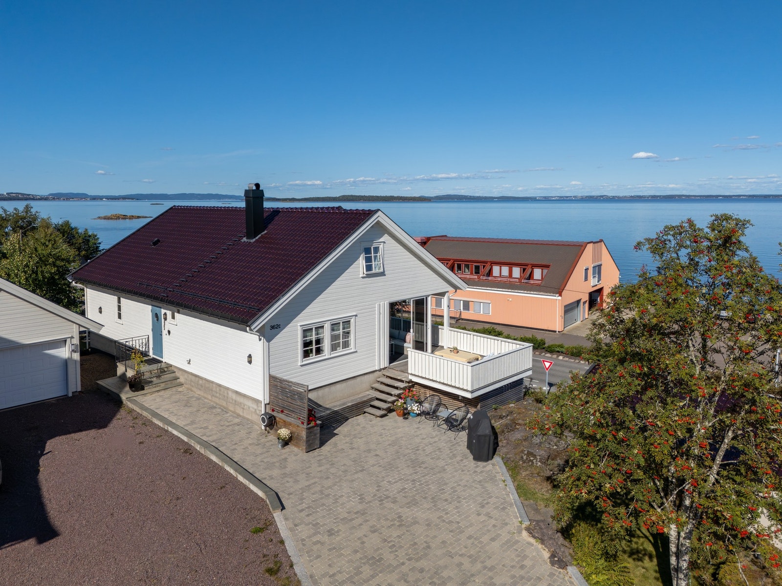 Beliggenheten er sjønær, barnevennlig og etterspurt, med nærhet til strand, busstopp og turområder, samt kort vei til skoler og barnehager. Galleribilde