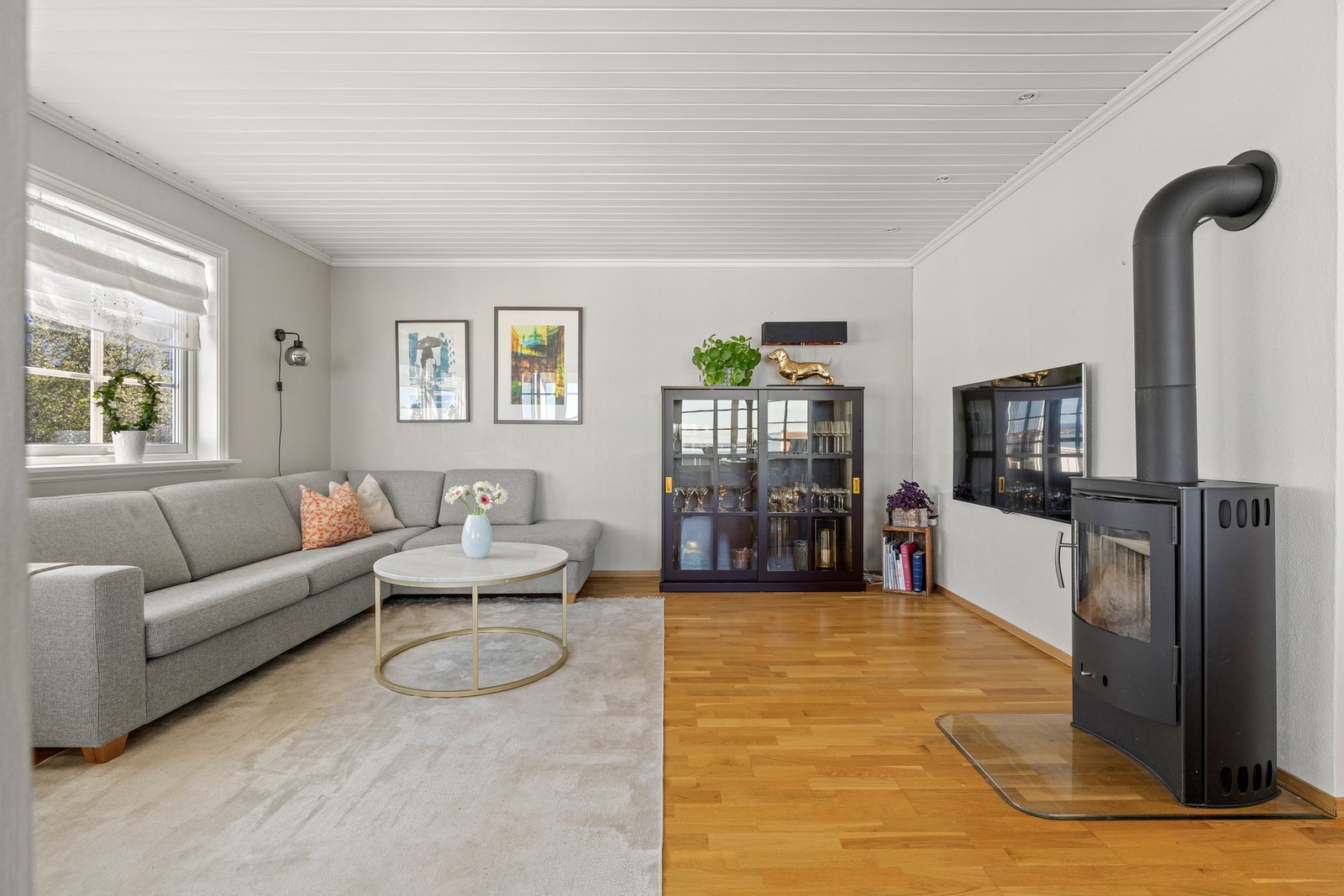 Her er det god plass til sofagruppe, godstoler og tv-/mediastasjon. Galleribilde