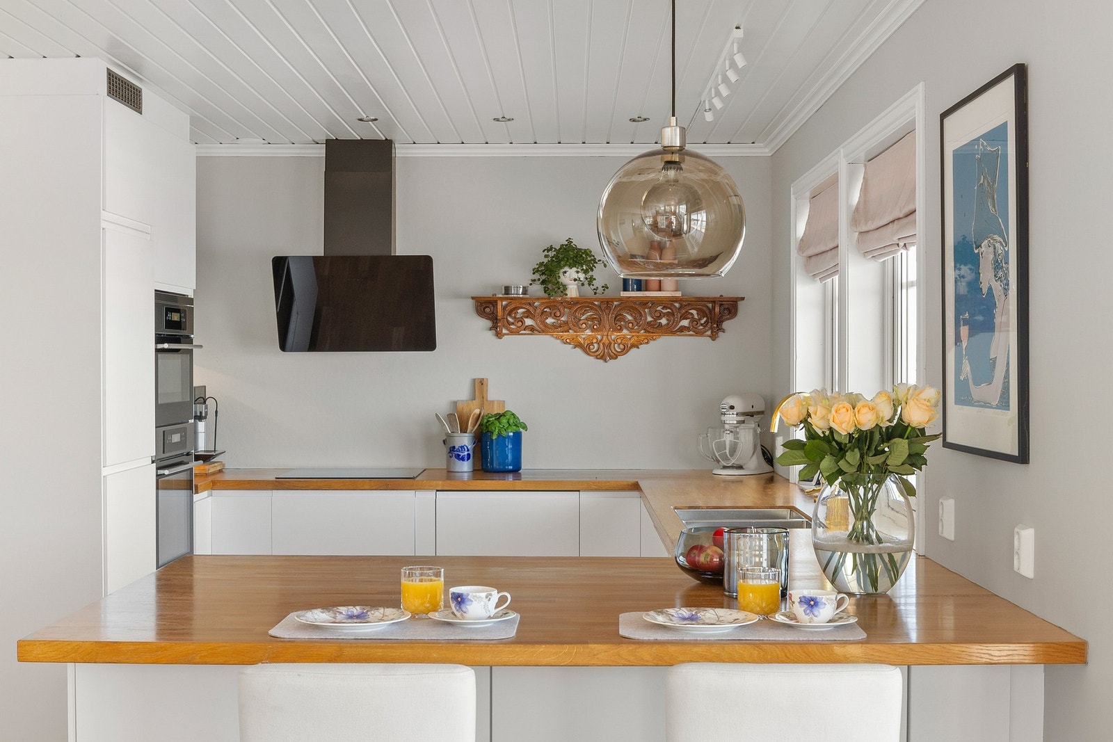 Kjøkkenet har et stilfullt og moderne design med langstrakte benkeflater som innbyr til spennende kokkelering. Galleribilde