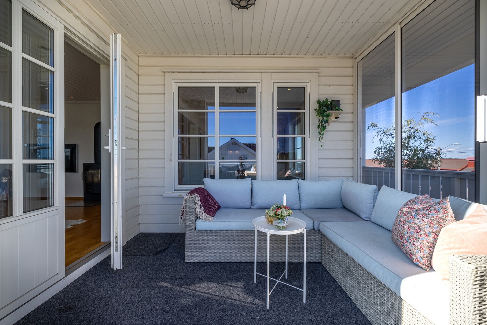 Mellom stuen og terrassen er det etablert en lun, innglasset uteplass på ca. 7 kvm. Galleribilde