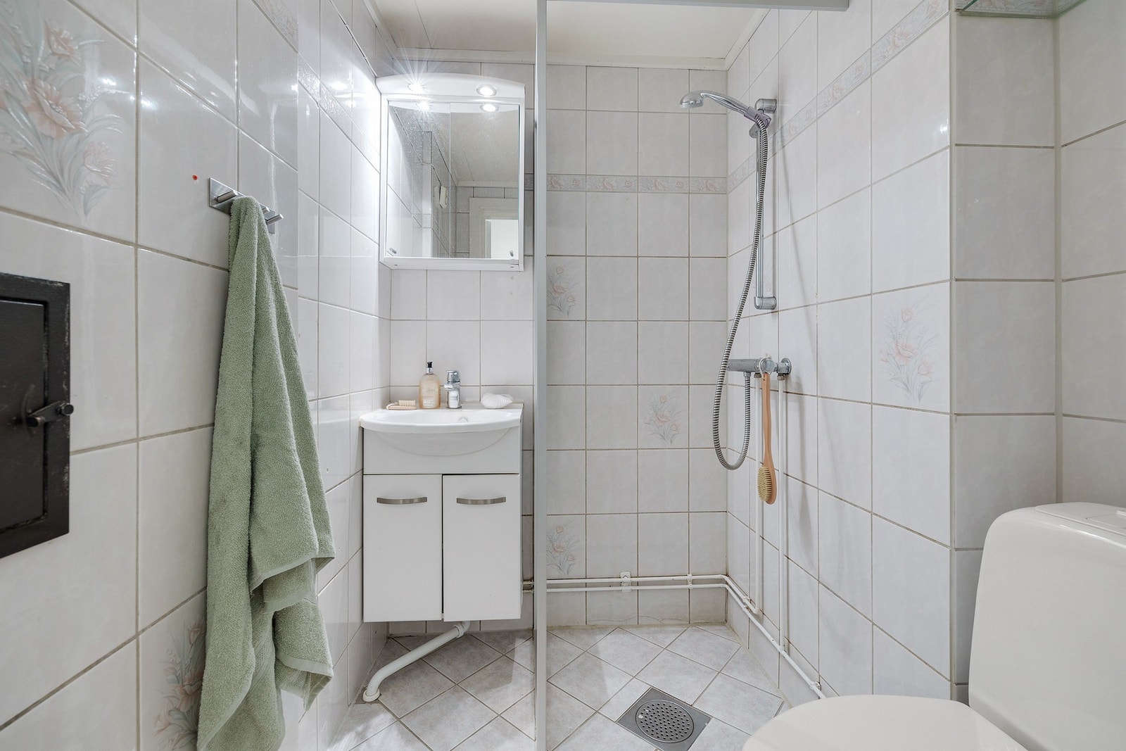 Lyst flislagt bad med termiastatstyrt gulvvarme. Galleribilde