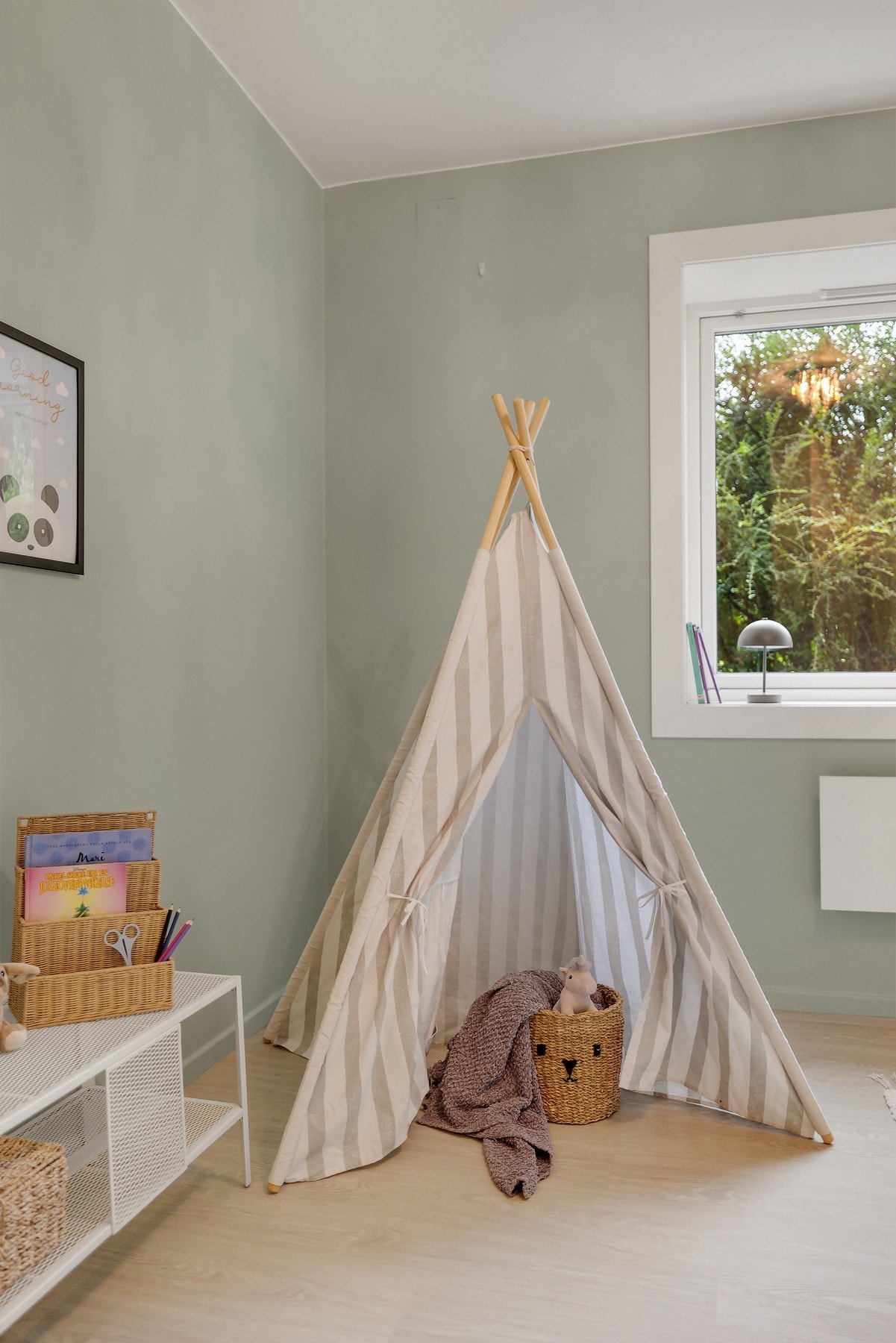 Hyggelig utsyn fra soveromsvindu. Galleribilde