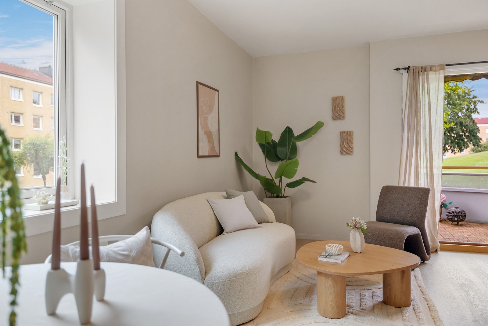 En lys og sjarmerende 3-roms beliggende i et hyggelig og veldrevet borettslag på Etterstad. Det er god plass til sofaseksjon, medievegg og annet ønsket møblement. Galleribilde