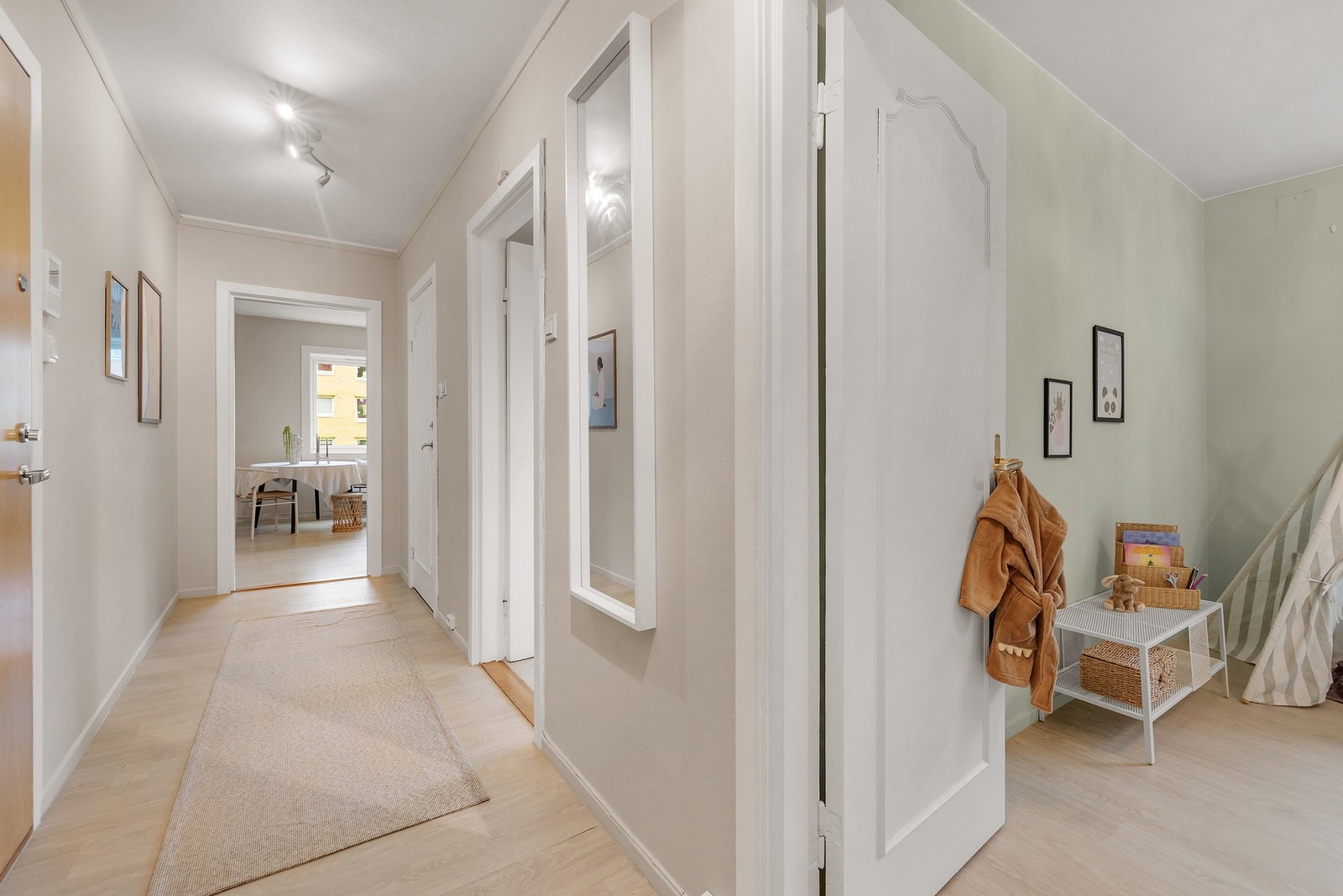 Flotte nye overflater som umiddelbart gir et godt førsteinntrykk av boligen. Galleribilde