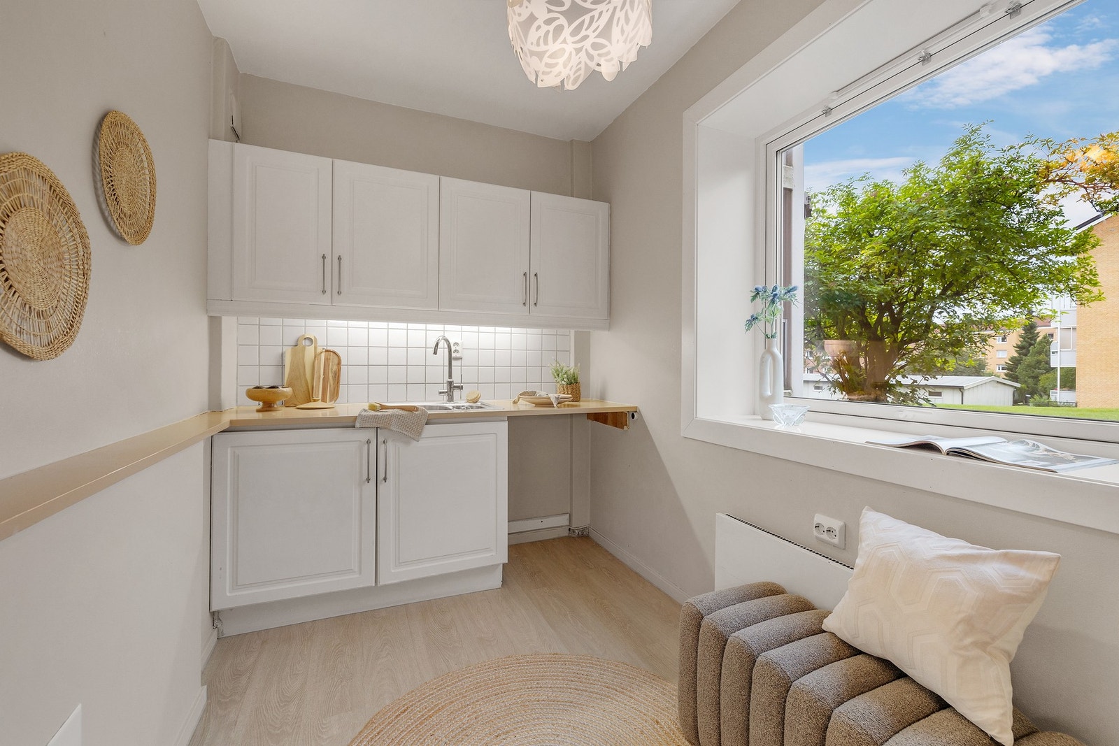 Det er opplegg for vaskemaskin på kjøkkenet. Galleribilde