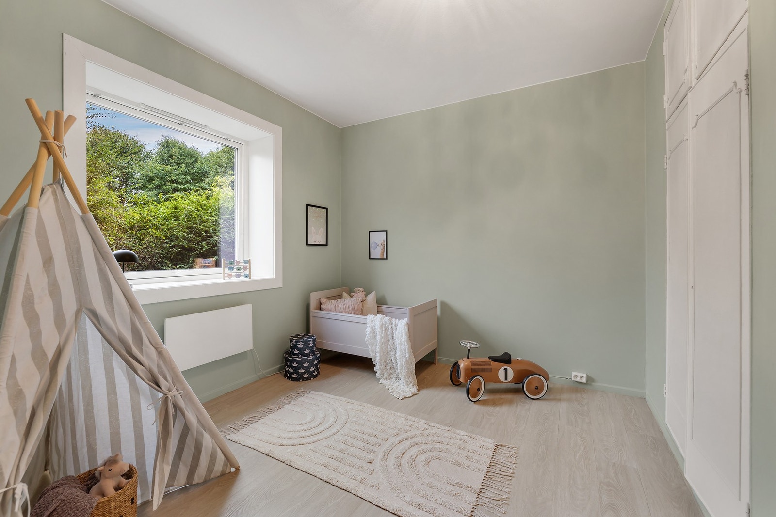 Soverom 2 meget romslig og har gode innredningsmuligheter. Galleribilde