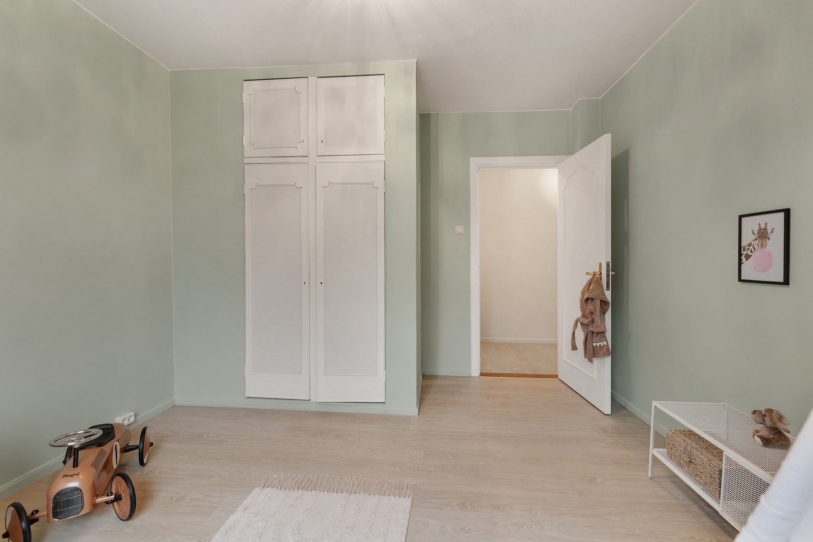 Soverommet er utstyrt med plassbygd garderobeskap. Galleribilde