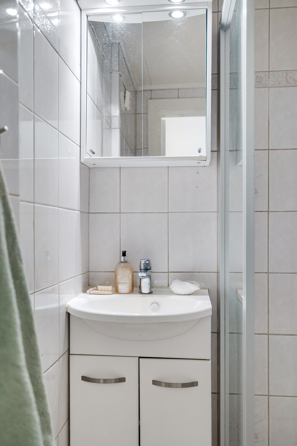 Servanatskap med glatte, folierte fronter og heldekkende servant. Galleribilde