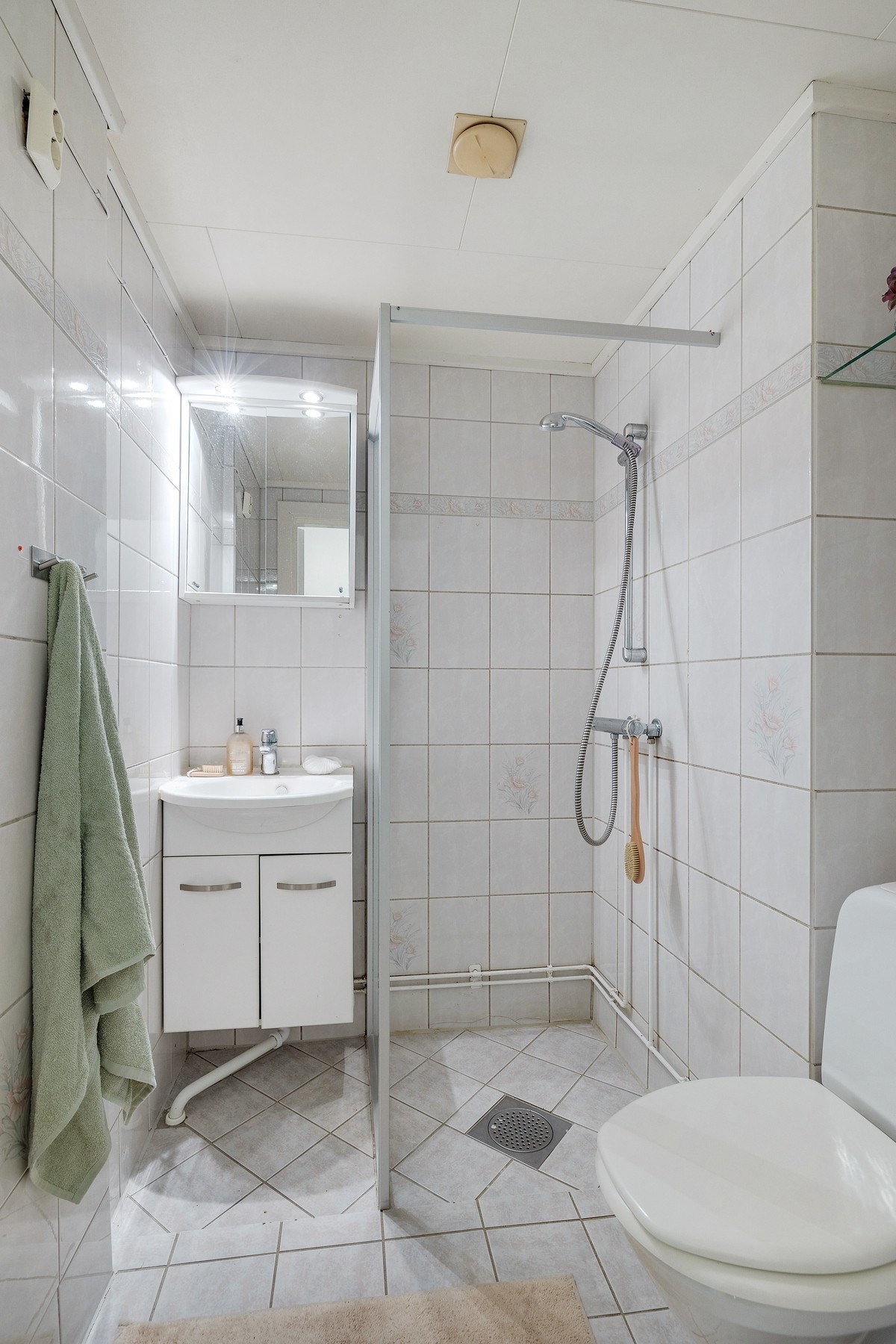 Badet har dusjhjørne med glassvegg og gulvmontert klosett. Galleribilde