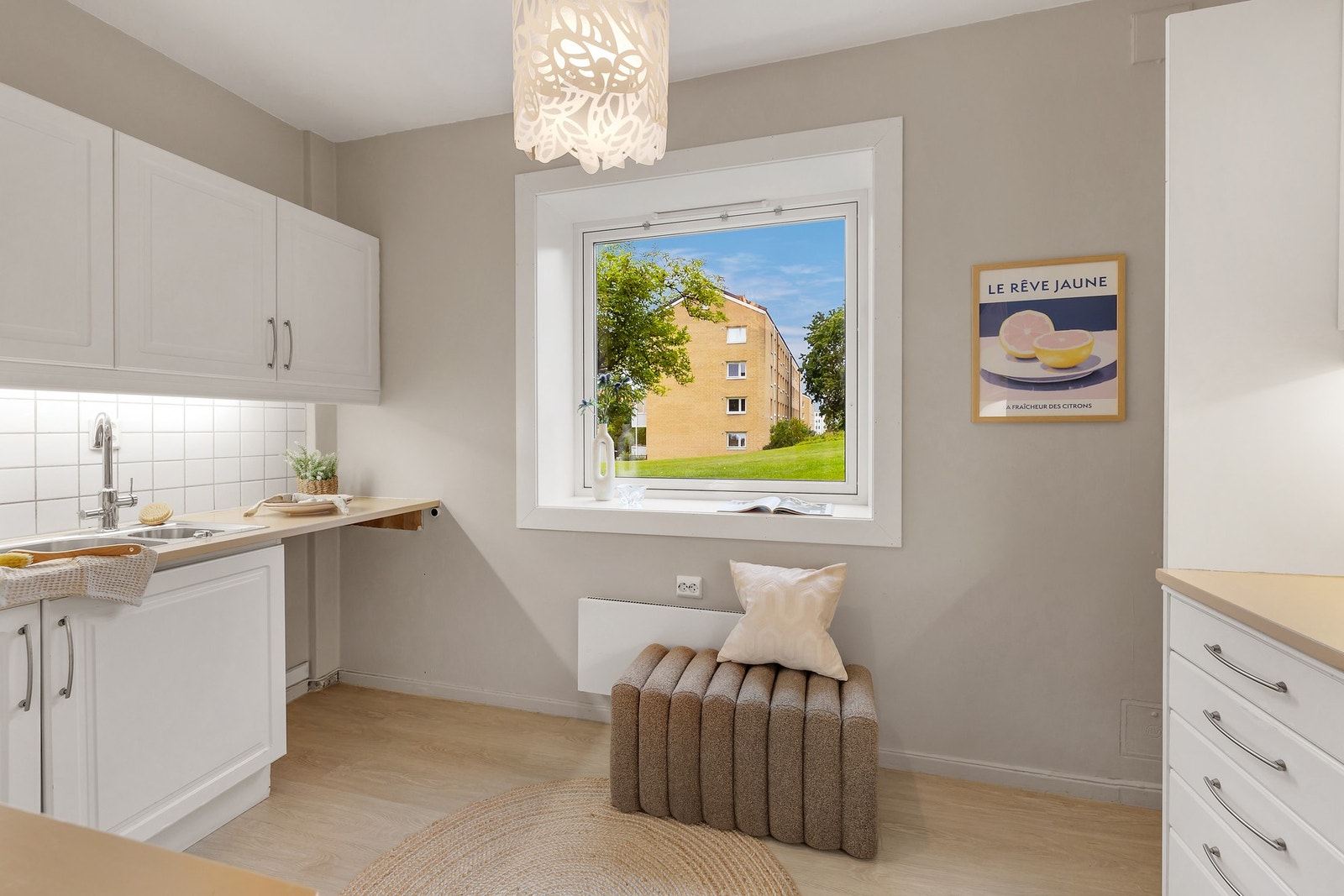 Flott, separat kjøkken med mye skap- og benkeplass. Galleribilde