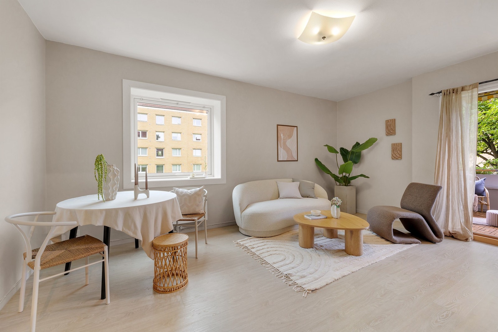 Lys og innbydende stue med gode møbleringsmulighter. Galleribilde