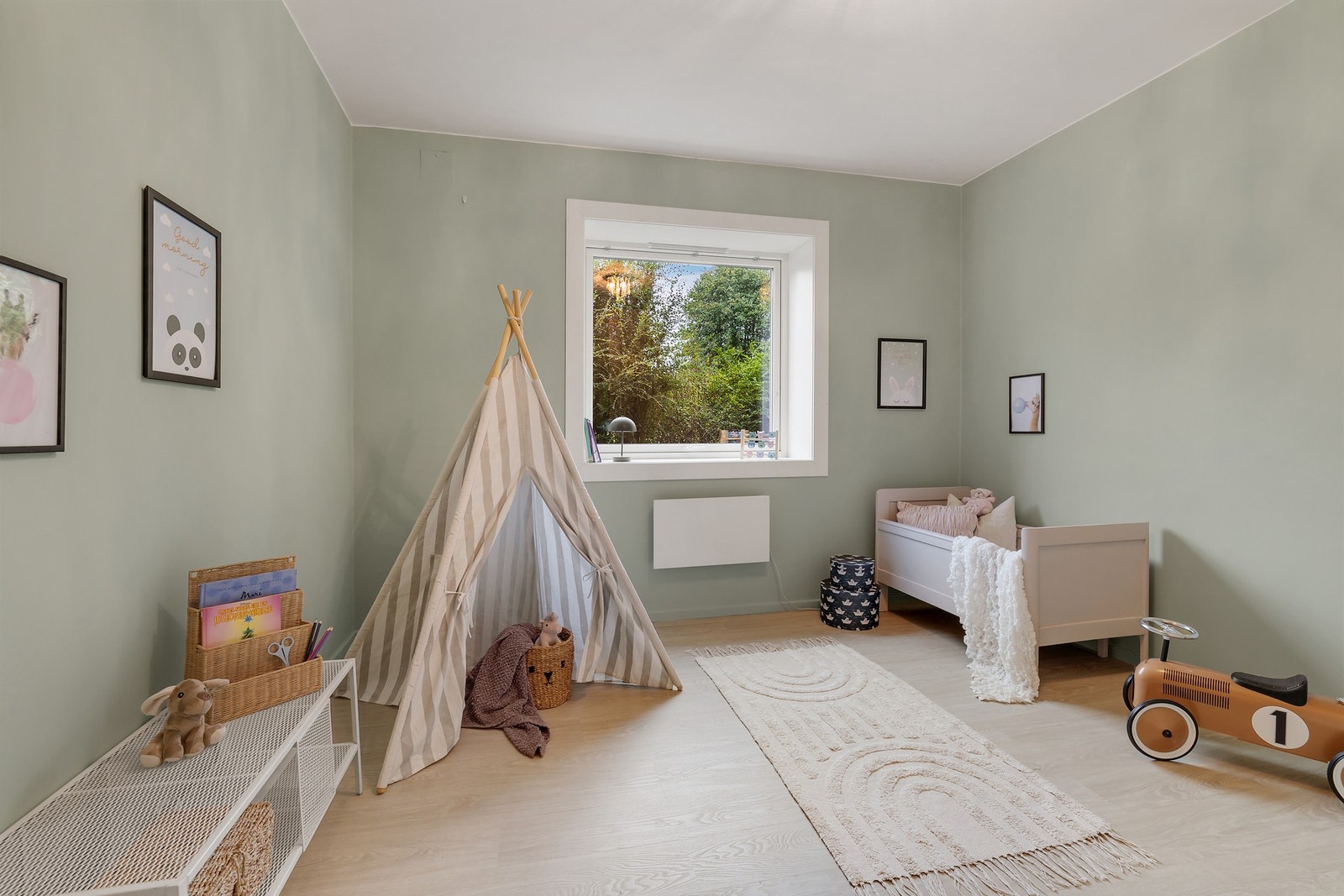 Det er god plass til seng, kommode og annet ønsket møblement. Galleribilde