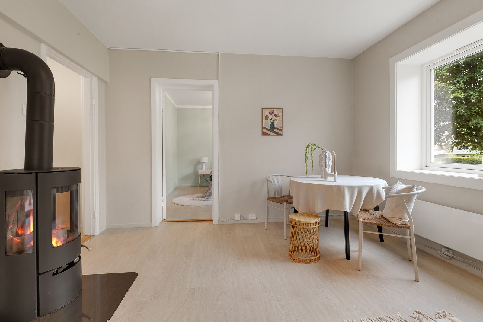 Stuen er utsmykket med en flott peisovn (2023). Galleribilde