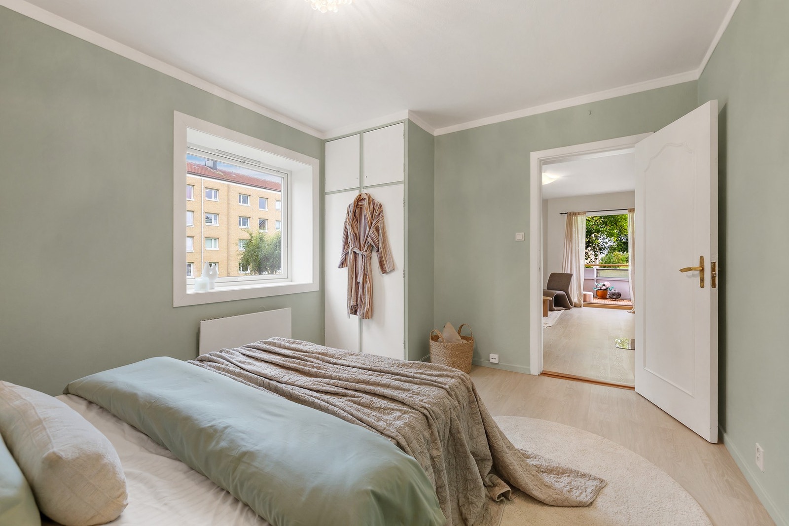 Det er god plass til dobbeltseng, nattbord og annet ønsket møblement. Galleribilde