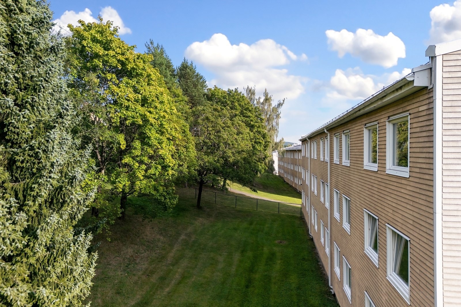 Deler av leiligheten er vendt mot grønne og frodige omgivelser uten innsyn Galleribilde