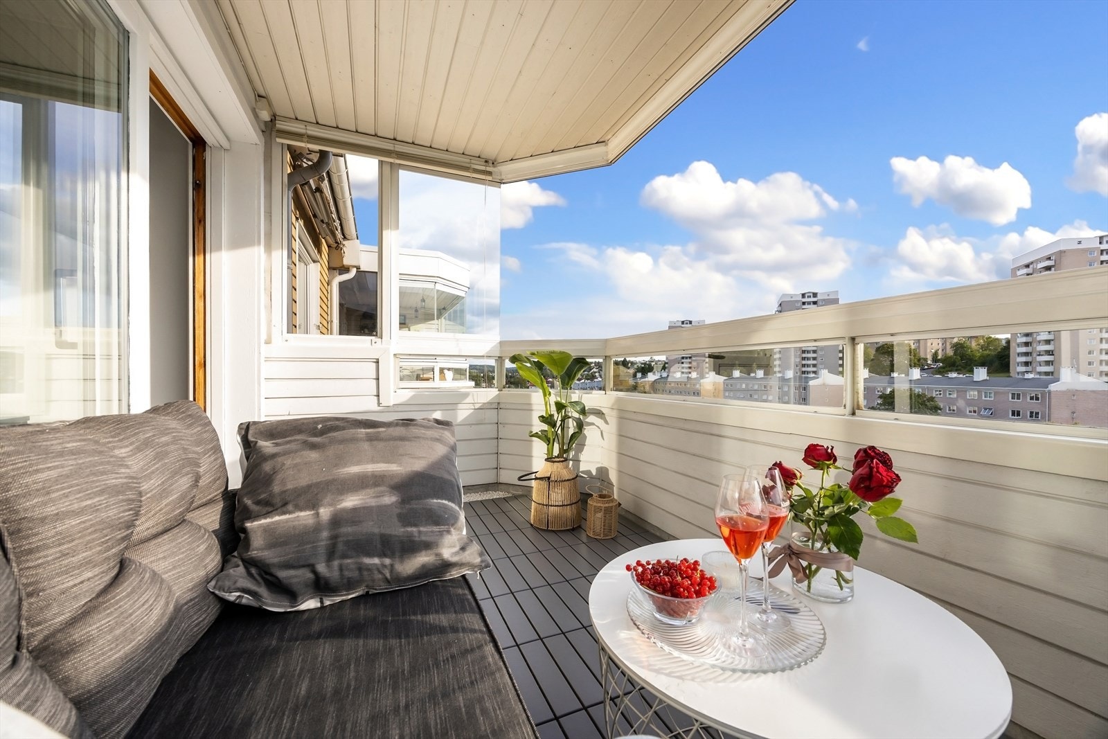 Det er god plass til grill og utemøbler Galleribilde